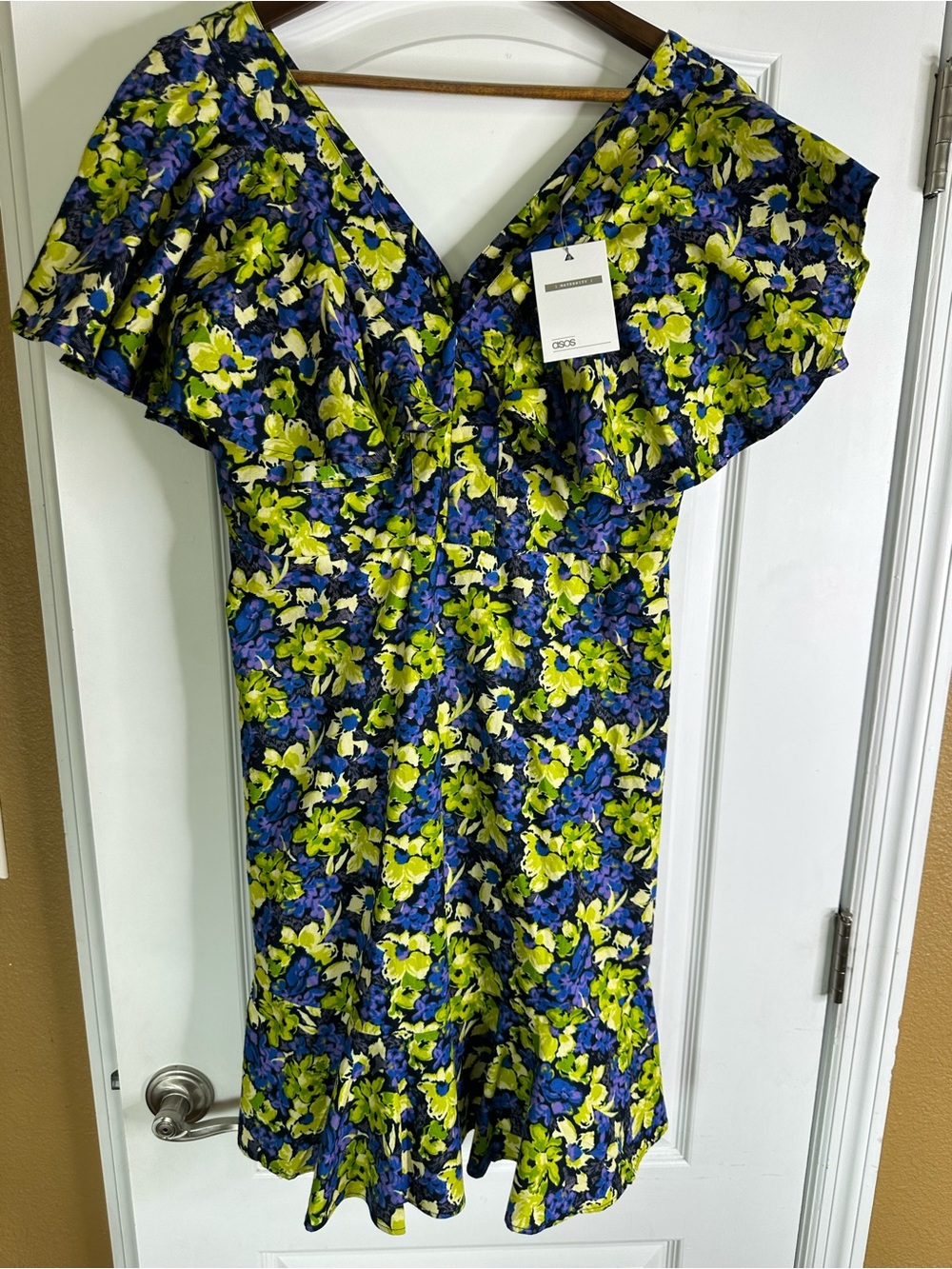 NWT ASOS Maternity Floral Dress with Flutter Sleeves. Size 6.